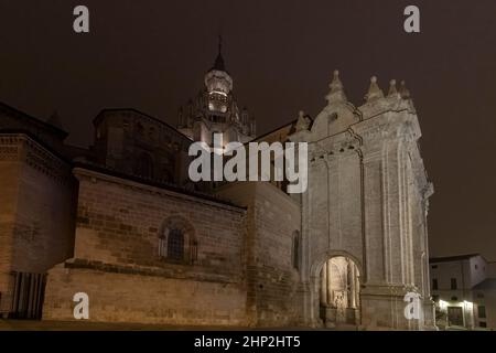 tarazona cattedrale di notte con nebbia Foto Stock