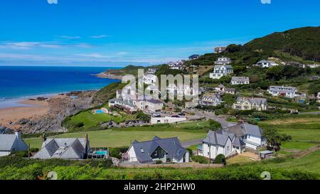 Woolacombe città con case bianche sulla collina vicino alla spiaggia in estate Foto Stock