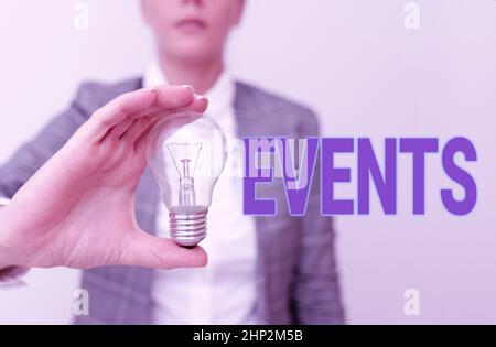 Text caption Presenting Events, Internet Concept funzione per generare denaro per non profit una donna affollata di occassione in abiti business tenendo lampada pr Foto Stock