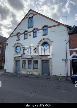 Essoldo in Grove Road Northampton UK Cinema stile art deco archi di conversione d'ingresso dipinti tempo cangiante nuvole nere cielo Foto Stock