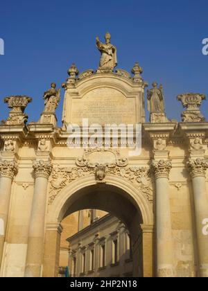 Lecce, Puglia, Italia: Porta Rudiae, porta storica con arco e statue Foto Stock