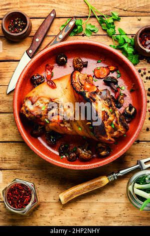 Coscia di maiale al forno eisbein. Arrosto di maiale con spezie. Noccioli di maiale su superficie di legno Foto Stock