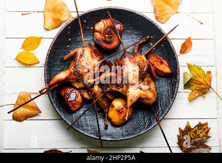 Kebab di quaglia di carne e cotogna autunnale su spiedini Foto Stock