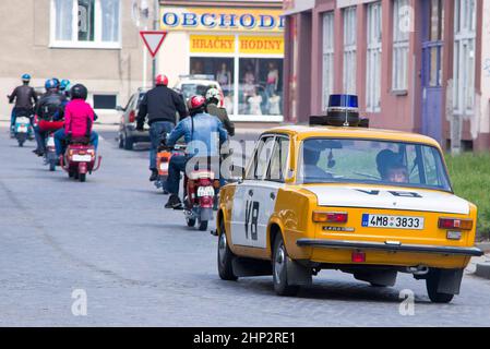 Prostejov Rep Ceco Maggio 20th 2018 Automobile e motociclette di polizia dall'era comunista della Cecoslovacchia Foto Stock