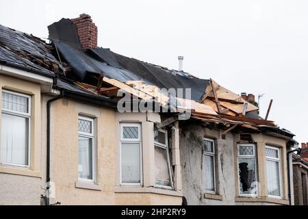 House on Christ Church Road a Newport, gravemente danneggiato con il tetto strappato e le finestre schiacciate durante Storm Eunice Foto Stock