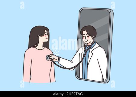 Felice giovane donna hanno online consulenza sul cellulare con medico maschile. Man GP esamina la paziente su appuntamento via Internet sullo smartphone. Remoto Foto Stock