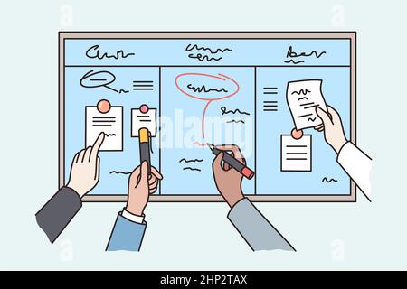 Diversi dipendenti brainstorming insieme a scrum board in ufficio. Colleghi colleghi colleghi colleghi colleghi impegnati nel pensiero creativo, fare piano o programma. sch. Flusso di lavoro Foto Stock