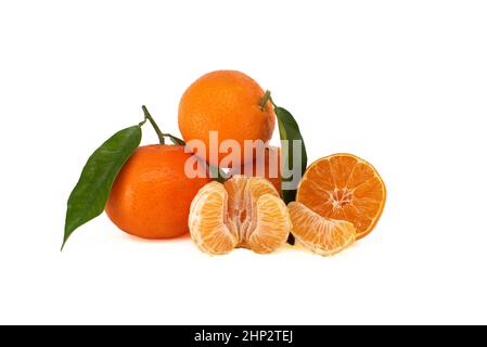 Mandarini, mandarini o clementine con foglie verdi, segmenti sbucciati e agrumi semitagliati giacenti di fronte isolati su sfondo bianco Foto Stock