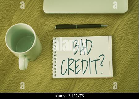 Visualizzazione concettuale Bad Credit Question, Business Approach history quando indica che il mutuatario ha alto rischio chiuso notebook accanto vuoto giornale wit Foto Stock