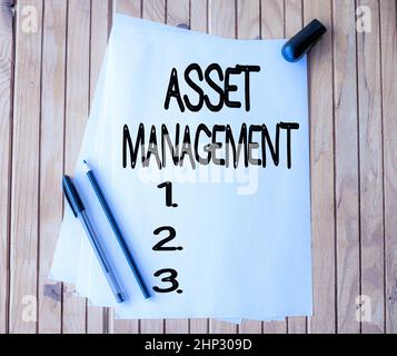 Testo che mostra ispirazione Asset Management, Internet Concept processo sistematico di funzionamento e smaltimento delle risorse carta per ufficio ritagliata a. Foto Stock