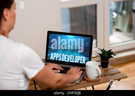 Didascalia di testo Presentazione di Apps Developer, Business idea Graphic Artist Software Programmer ed Analyst Experts Donna che fa il lavoro sul laptop accanto all'impianto Foto Stock