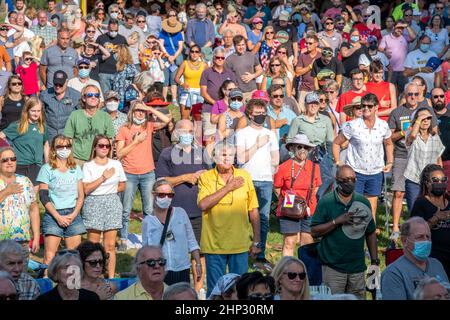 La folla sta per l'inno nazionale al National Folk Festival 2021 a Salisbury, Maryland Foto Stock