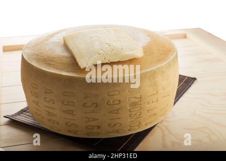 Olomouc Repubblica Ceca Jan 21st 2015 Pan di formaggio Asiago su un piatto di legno Foto Stock
