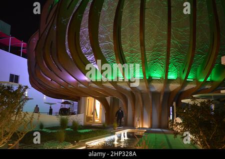 The Oman Pavilion by night at Expo 2020 Dubai UAE - 31 gennaio 2022. Foto Stock