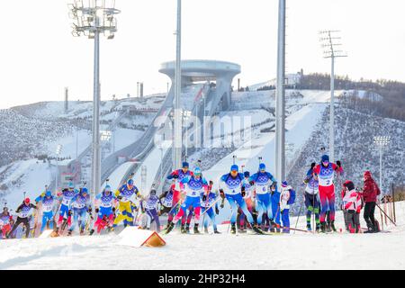 Zhangjiakou, Cina. 18th Feb 2022. Zhangjiakou, Cina 20220218.Johannes Thingnes Bø (boe) e Tarjei Bø (boe) dalla Norvegia a meno di 15 km partenza congiunta per gli uomini durante le Olimpiadi invernali di Pechino 2022. Foto: Heiko Junge / NTB Credit: NTB Scanpix/Alamy Live News Foto Stock