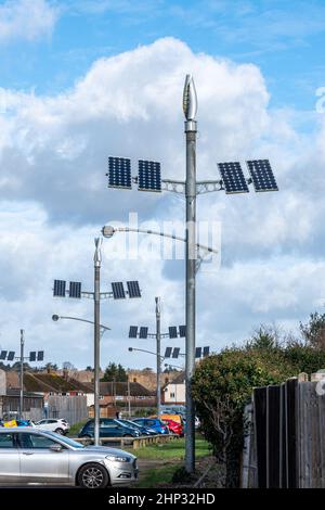 Pannelli combinati di energia solare ed eolica che generano energia rinnovabile nel parcheggio Old Woking, Surrey, Inghilterra, Regno Unito Foto Stock