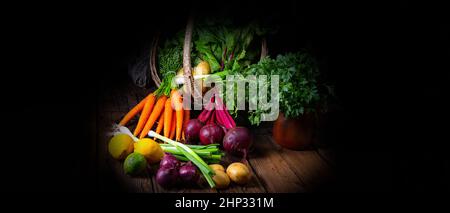Korb mit verschiedene Gemüse: rote beete und karotte Foto Stock