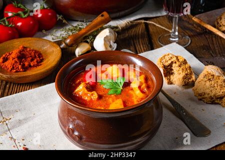 Zuppa di gulasch ungherese in un calderone o in una pentola Foto Stock