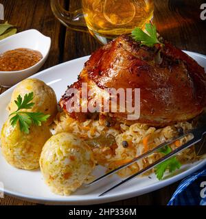 stinco di maiale con crauti e senape dolce Foto Stock