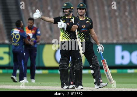 Melbourne, Australia. 18 febbraio 2022. Glenn Maxwell e Marcus Stoinis d'Australia festeggiano il successo delle corse vincitrici durante la partita quattro della Serie Internazionale T20 tra Australia e Sri Lanka al Melbourne Cricket Ground il 18 febbraio 2022 a Melbourne, Australia. Image Credit: brett keating/Alamy Live News Foto Stock