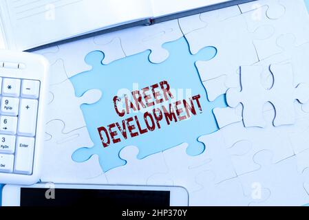 Segno che mostra lo sviluppo di carriera, parola scritta su apprendimento permanente migliorare le abilità per ottenere un lavoro migliore che costruendo un modello bianco incompiuto del Jigsaw Foto Stock