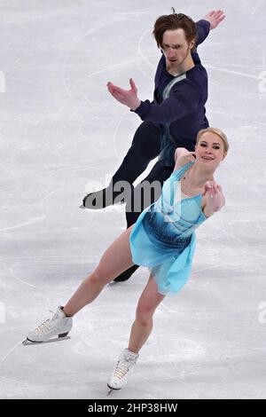 Pechino, Cina. 18th Feb 2022. Evgenia Tarasova e Vladimir Morozov della Russia, si esibiscono durante il programma corto di pattinaggio a due figure nello Stadio al coperto della capitale all'Olimpico invernale di Pechino 2022 venerdì 18 febbraio 2022. Foto di Richard Ellis/UPI Credit: UPI/Alamy Live News Foto Stock