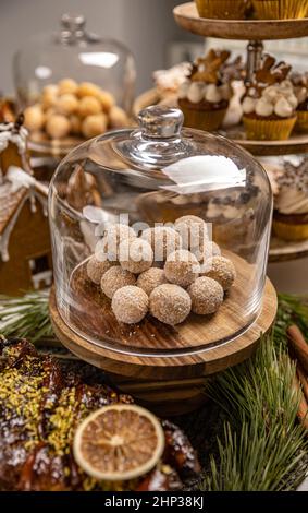 Palle di cioccolato e biscotti con fiaccole di cocco, dolce Natale snack concetto Foto Stock