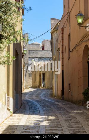 Strada stretta nella famosa antica città di Erice, Sicilia, Sicilia Foto Stock