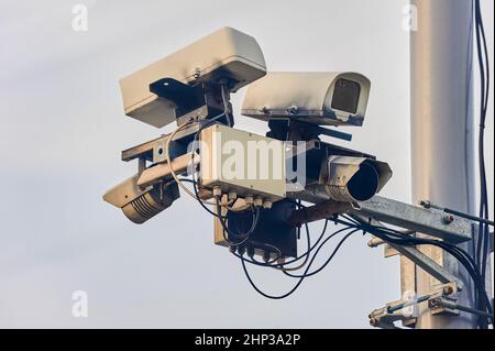 una videocamera per la registrazione di violazioni è appesa su un palo. Foto di alta qualità Foto Stock