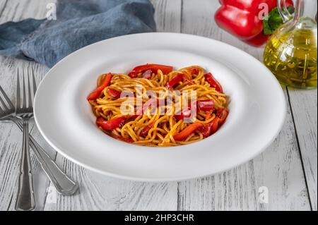 Pasta spaghetti al peperone rosso arrosto sul piatto Foto Stock