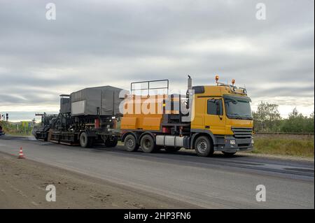 riscaldamento dell'asfalto durante le riparazioni su strada. Foto di alta qualità Foto Stock