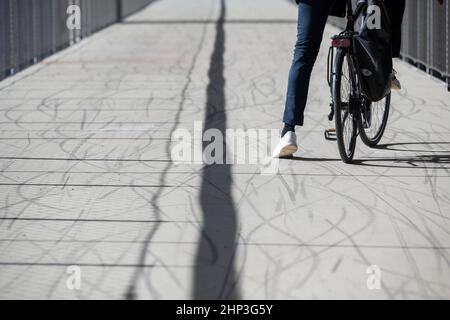 Stoccarda, Germania. 17th Feb 2022. Le piste per pneumatici possono essere viste su un ponte pedonale e ciclabile sul fiume Neckar. Credit: Marijan Murat/dpa/Alamy Live News Foto Stock