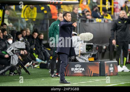 Giovanni van BRONCKHORST (allenatore GR) osserva il gioco, dà istruzioni ai suoi giocatori, Soccer Europa League, knockout round play-off, Borussia Dortmund (DO) - Glasgow Rangers (GR) 2:4, il 17th .2022 dicembre a Dortmund / Germania. Â Foto Stock