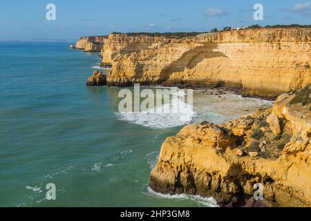 Bella spiaggia vuota vicino Portimao, Algarve, Portogallo Foto Stock