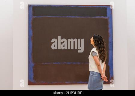 LONDRA, REGNO UNITO. 18 Febbraio, 2022. IMBARAZZATO fino al 1,30pm. Mark Rothko, senza titolo, 1960, stima. Macklowe ha ottenuto un'anteprima di alcuni lavori rari della collezione Macklowe. L'asta si svolgerà a New York il 16 maggio .Credit: amer Ghazzal/Alamy Live News Foto Stock