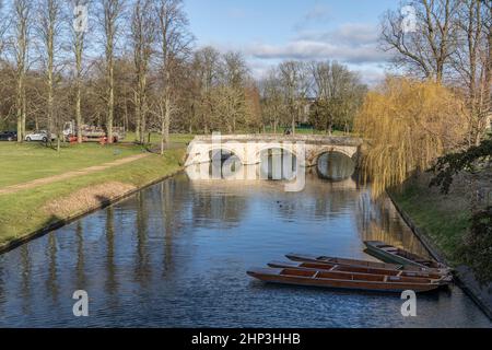 Trinity Bridge corre sul fiume Cam all'interno dei terreni del Trinity College di Cambridge, Regno Unito. 14.02.22 Foto Stock