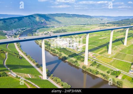 Ponte sul fiume Mosella in Zeltingen Germania strada Foto Stock