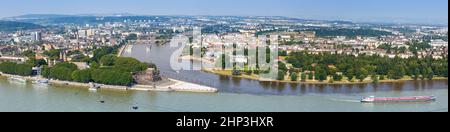 Koblenz Deutsches Eck angolo tedesco Reno Mosel fiume panorama con navi barche e funivia in Germania viaggio Foto Stock