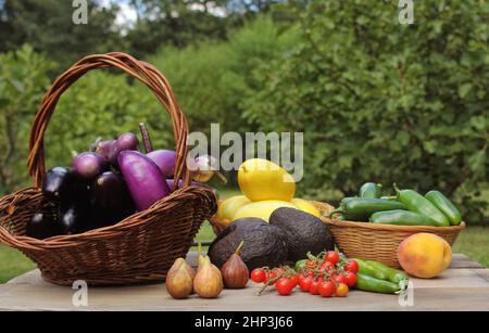 Vendemmia estiva di verdure - Eggplants, avocado, pomodori ciliegini più fichi e melone coreano Foto Stock