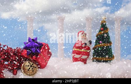 Albero di Natale e colonne su sfondo Cotton WithBlue Sky Foto Stock