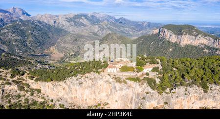 Rovine del castello Castell Alaro su Maiorca paesaggio di montagna paesaggio viaggio vacanze vacanze vacanza foto aeree vista panoramica in Spagna Foto Stock