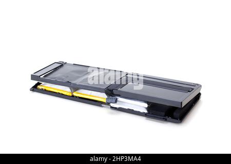 Batterie agli ioni di litio rigonfiate danneggiate per laptop isolate su sfondo bianco. Foto Stock