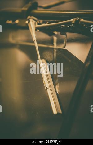 Primo piano di un tergicristallo vintage sul parabrezza di un'auto. Foto Stock