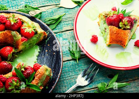 Dolce dessert estivo, torta fragola-lampone, guarnita con menta. Foto Stock