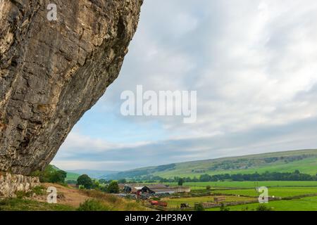 Kilney Crag a Wharfedale - una famosa scogliera a strapiombo nel Yorkshire Dales Foto Stock