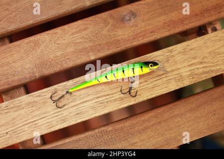 wobbler fatto in casa per la pesca di grandi pesci sul ponte di legno Foto Stock