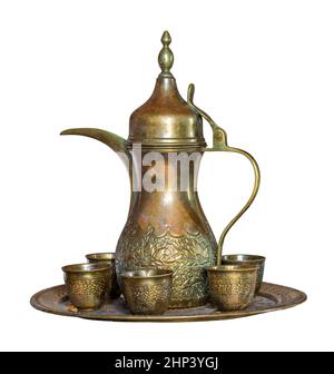Set per caffè turco: Caffettiera ottomana ornata e piccole tazze ornate, isolate su bianco con percorso di ritaglio Foto Stock