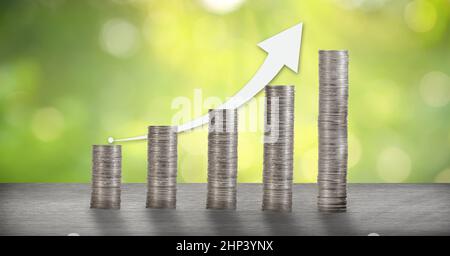 La crescita di denaro per un risparmio di denaro. Albero superiore monete al concetto illustrato ai cambiamenti di un business in espansione Foto Stock