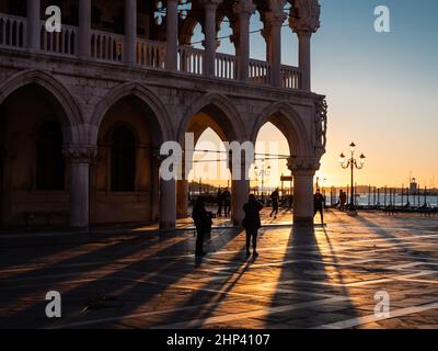 Venezia, Italia - Gennaio 7 2022: Alba al Palazzo Ducale o Palazzo Ducale in Piazza San Marco. Foto Stock