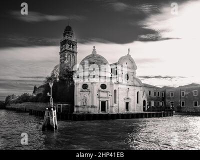 Chiesa San Michele in Isola Chiesa del Cimitero dell'Isola di Venezia, Italia in Bianco e Nero Monocromo Foto Stock